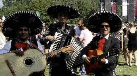 Slangen act huren maar ook Mariachi muziek